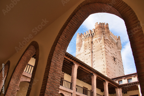 Torre del homenaje vista desde el patio de armas del castillo medieval de La Mota en Medina del Campo, España