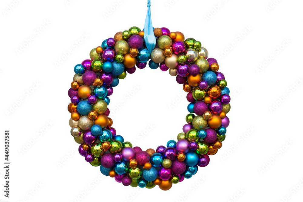 Adventskranz mit bunten Kugeln, freigestellt Adventskranz mit bunten Kugeln, freigestellt