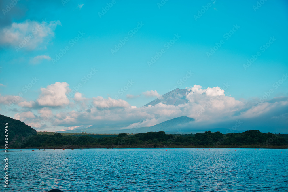夏の本栖湖から見た富士山