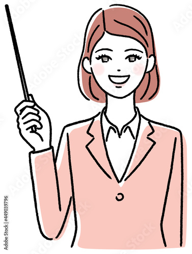 指し棒を持って説明する女性