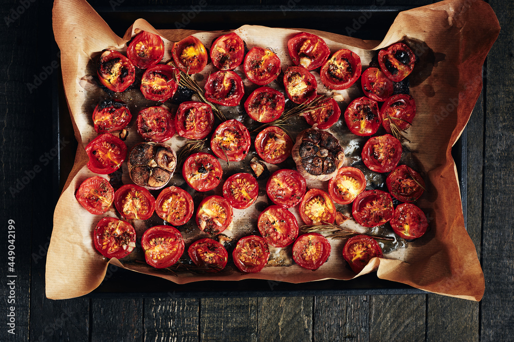 Ταπετσαρία Oven roasted cherry tomatoes on an oven tray.