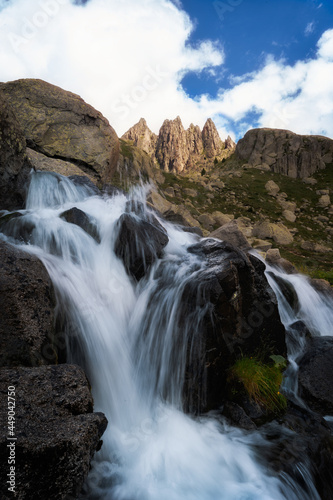 Cascada de agua con montañas afiladas 