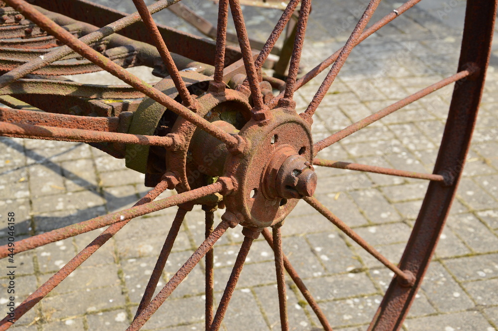 ein rostiges Rad eines Arbeitsgerätes ein rostiges Rad eines Arbeitsgerätes