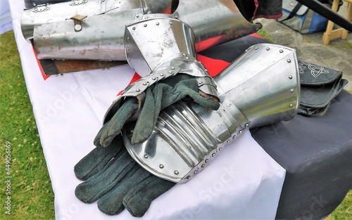 Knight Gauntlets 