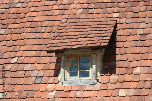 Altes Hausdach mit Gaube 