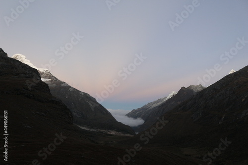 Amanecer en montaña nevada