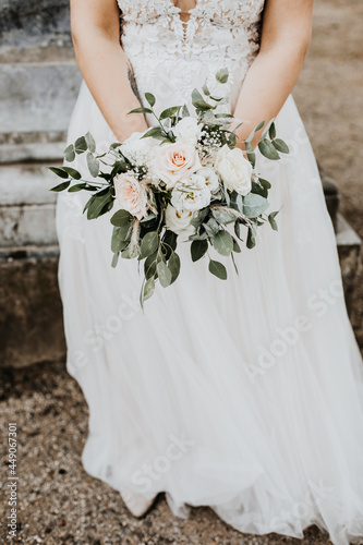 Braut hält Vintage Brautstrauß in Pastelltönen 