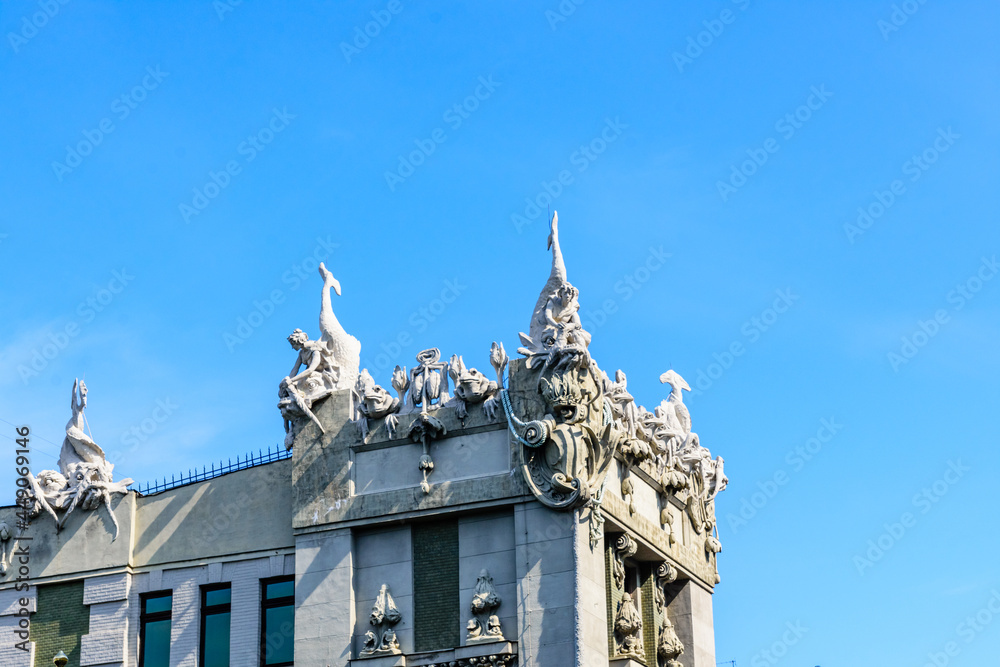 Obraz premium House with chimeras in Kiev, Ukraine. Art Nouveau building with sculptures of the mythical animals was created by architect Vladislav Gorodetsky between 1901 and 1903.