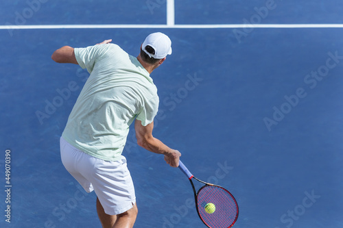 tennis player on blue hard court © Teran