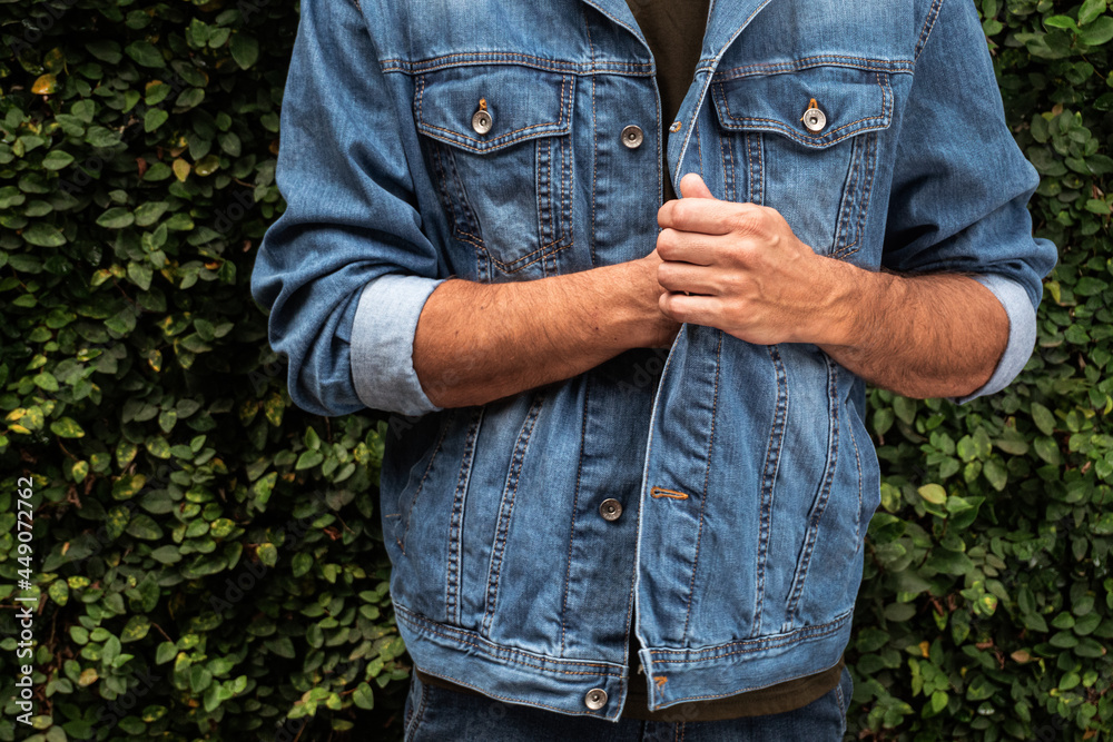 Męska kurtka jeansowa niebieska, zdjęcie reklamowe zbliżenie. - obrazy, fototapety, plakaty 