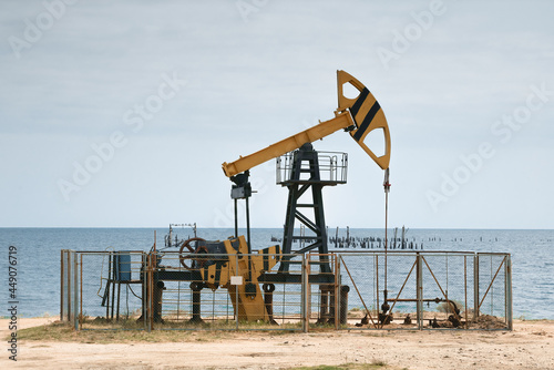 Obraz na plátně Oil pump jack at the caspian sea