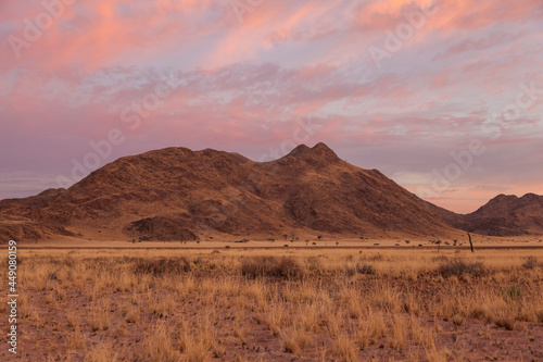 Morgenrot   Landschaft an der Hauptstra  e C19  Namibia