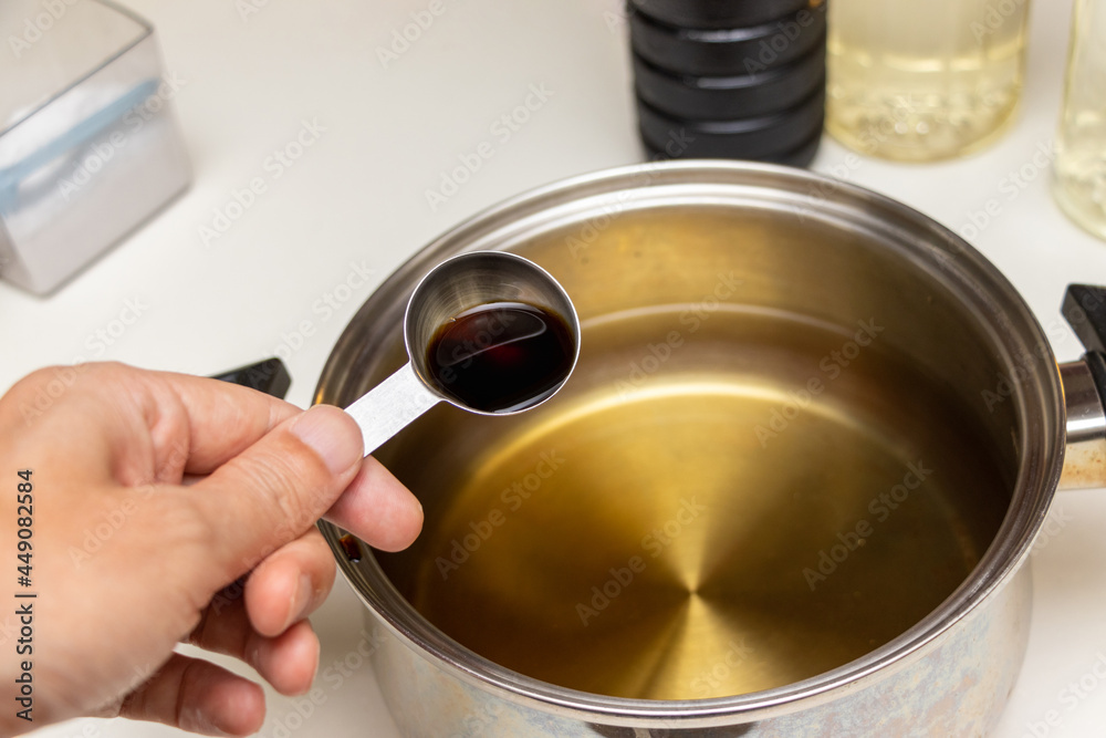 鍋の中の水に調味料を加える