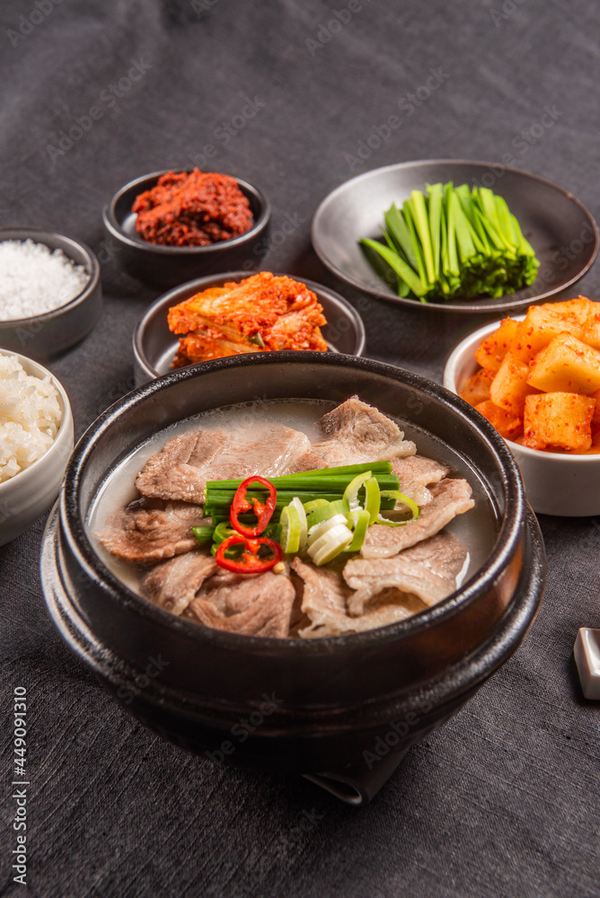 돼지 육수와 소 육수를 섞어 만든 맛있는 돼지국밥 돼지 육수와 소 육수를 섞어 만든 맛있는 돼지국밥