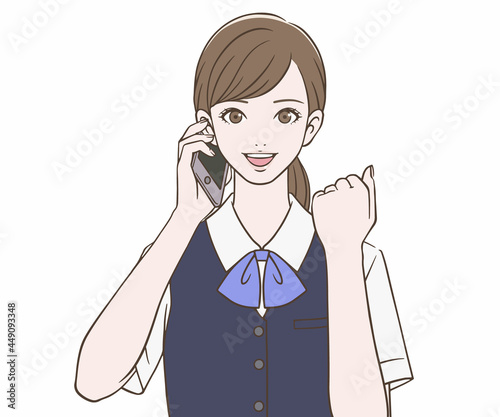 スマートフォンを持ち、ガッツポーズをする事務員の女性