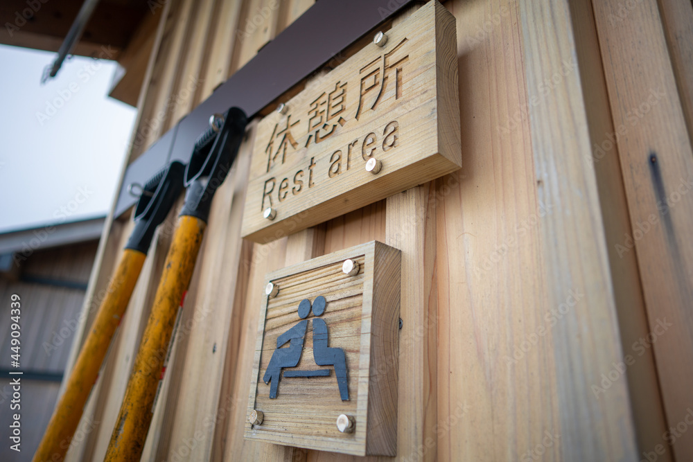 愛媛県西条市にある石槌山を紅葉の季節に登山する風景 A view of climbing Mount Ishizuchi in Saijo City, Ehime Prefecture, during the season of autumn leaves. 愛媛県西条市にある石槌山を紅葉の季節に登山する風景 A view of climbing Mount Ishizuchi in Saijo City, Ehime Prefecture, during the season of autumn leaves.