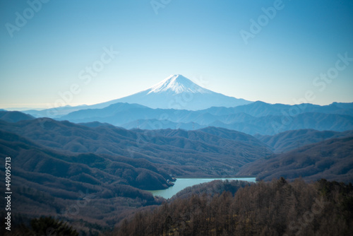 山梨県甲州市、北都留郡丹波山村にある大菩薩嶺から富士山を見るために登山している風景 A view of mountain climbing to see Mt. Fuji from Daibosatsu Ridge in Tanbayama Village, Kitatsuru-gun, Koshu City, Yamanashi Prefecture.