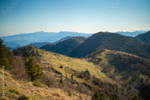 山梨県甲州市、北都留郡丹波山村にある大菩薩嶺から富士山を見るために登山している風景 A view of mountain climbing to see Mt. Fuji from Daibosatsu Ridge in Tanbayama Village, Kitatsuru-gun, Koshu City, Yamanashi Prefecture.