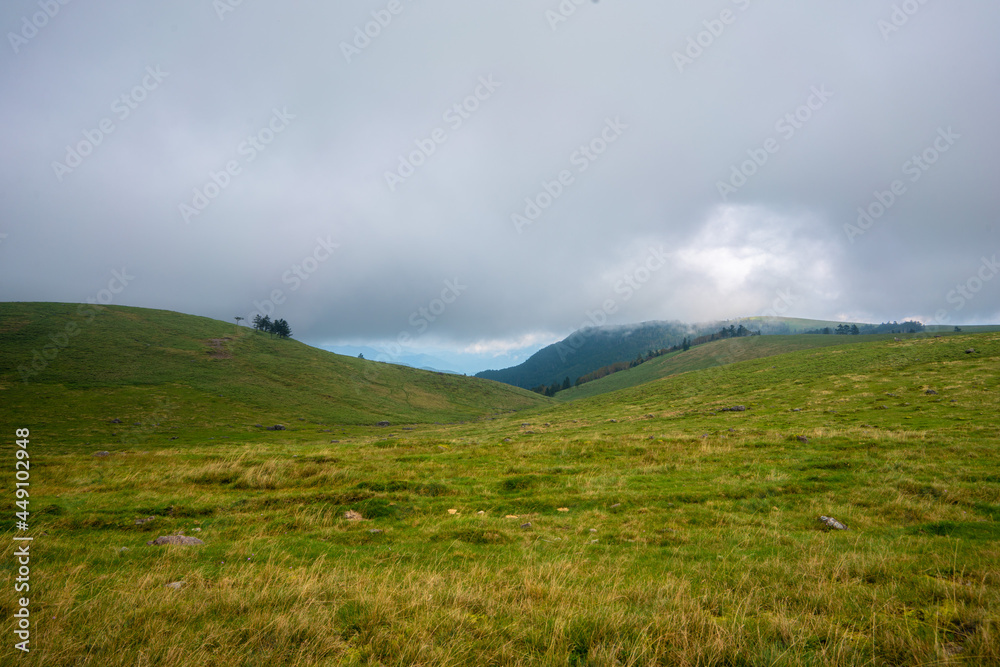 長野県松本市、上田市、小県郡長和町にある美ヶ原を登山する風景 Scenery of climbing Utsukushi-ga-hara in Matsumoto City, Ueda City, and Nagawa Town, Chiisagata-gun, Nagano Prefecture.