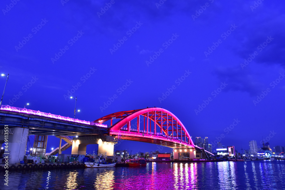Naklejka premium city harbour bridge at night