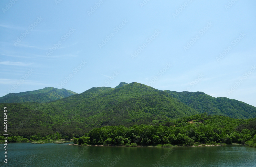한국의 호수와 산 풍경 

