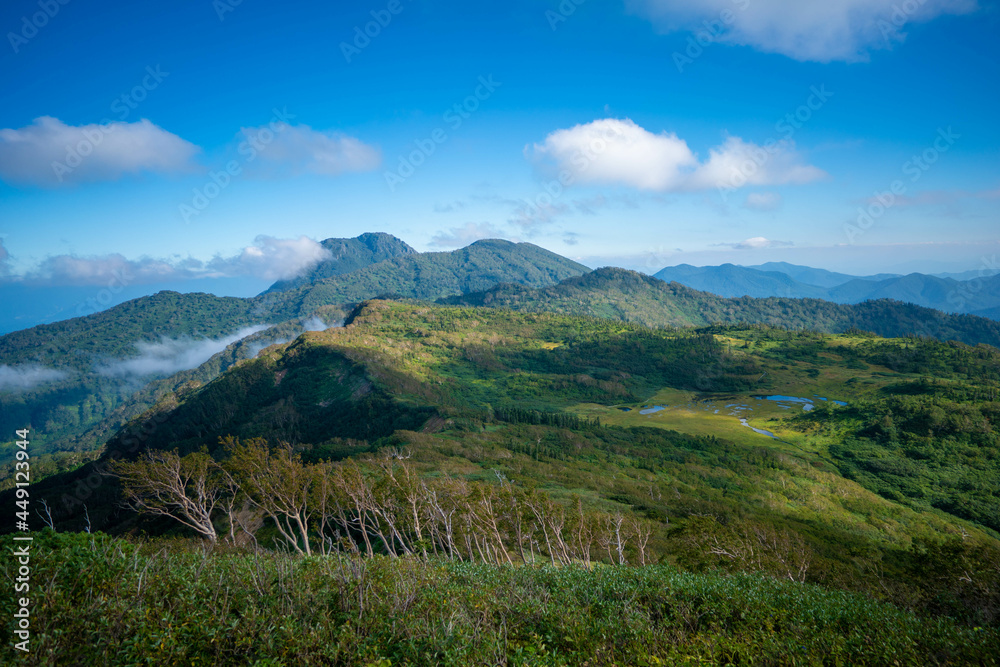 新潟県糸魚川市、妙高市にある火打山、妙高山の登山をしている風景 Scenery of climbing Mount Hiuchi and Mount Myoko in Itoigawa and Myoko City, Niigata Prefecture.