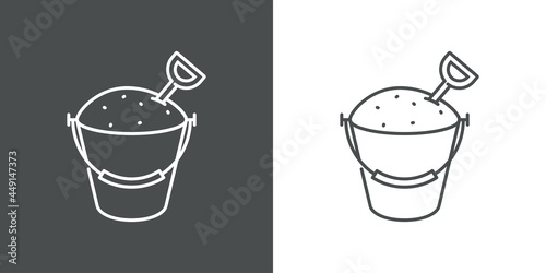Icono plano cubo de arena con pala con lineas en fondo gris y fondo blanco
