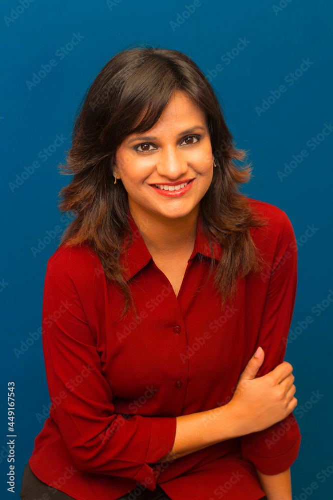 Obraz premium Indian young girl in pink dress with blue background