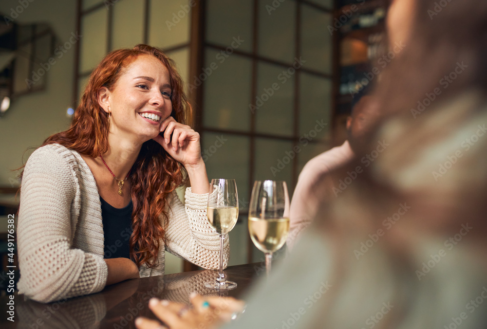 © Southworks - Young woman relaxing with friends in bar © Southworks - Young woman relaxing with friends in bar
