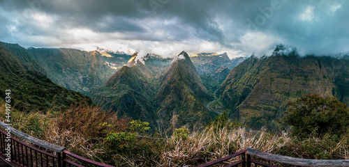 Vue panoramique sur le cirque de Mafate, La Réunion.