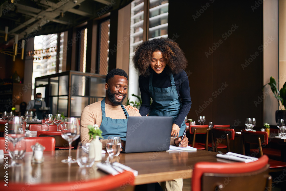 © Southworks - Restaurant managers working with laptop © Southworks - Restaurant managers working with laptop
