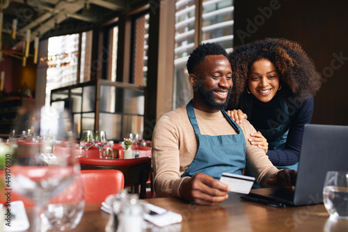 Canvastavla Restaurant owners using credit card online