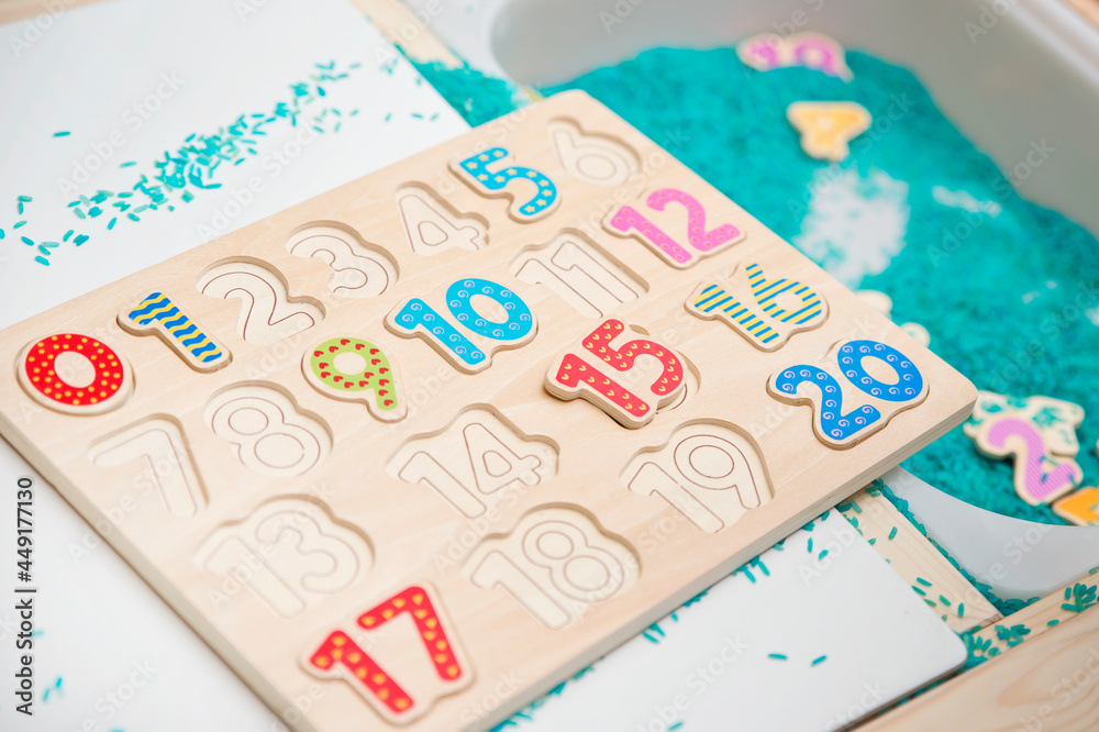 Number Using White Rice Foto de Kid learning numbers through game. Sensory activity with ...