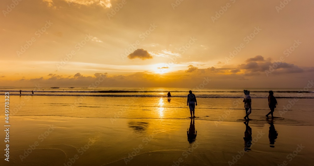 Fototapeta premium The Golden Hour on beach