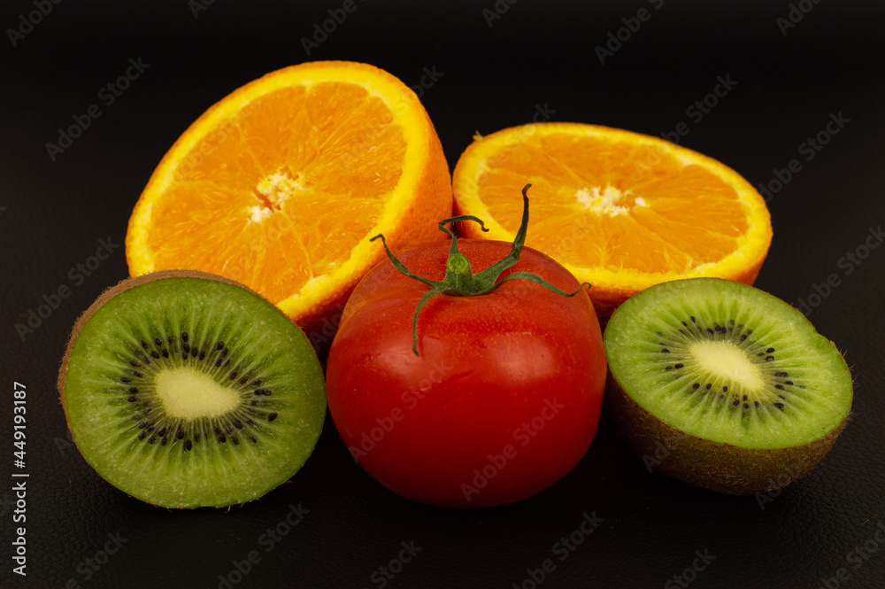 Zdrowa żywność, kiwi, pomidor, pomarańcza, wszystko czego człowiek potrzebuje do zdrowego odżywiania - obrazy, fototapety, plakaty 