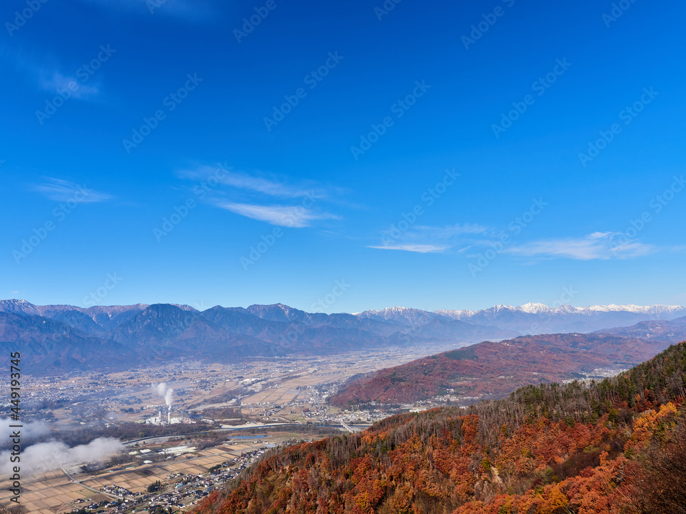 快晴の秋（11月）、長峰山の山頂から北アルプス方面を望む 長野県安曇野市