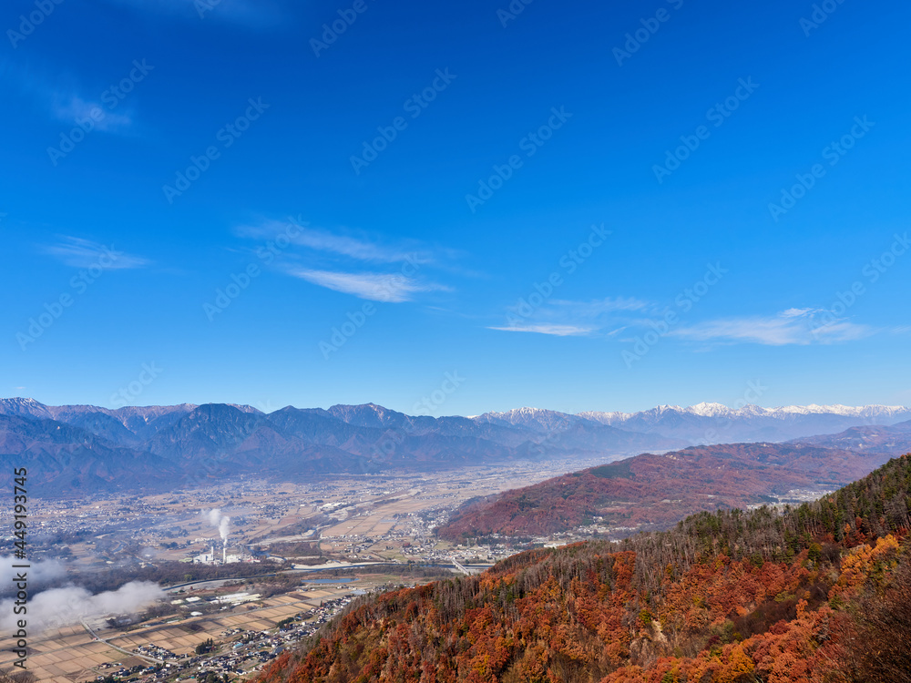Naklejka premium 快晴の秋（11月）、長峰山の山頂から北アルプス方面を望む 長野県安曇野市
