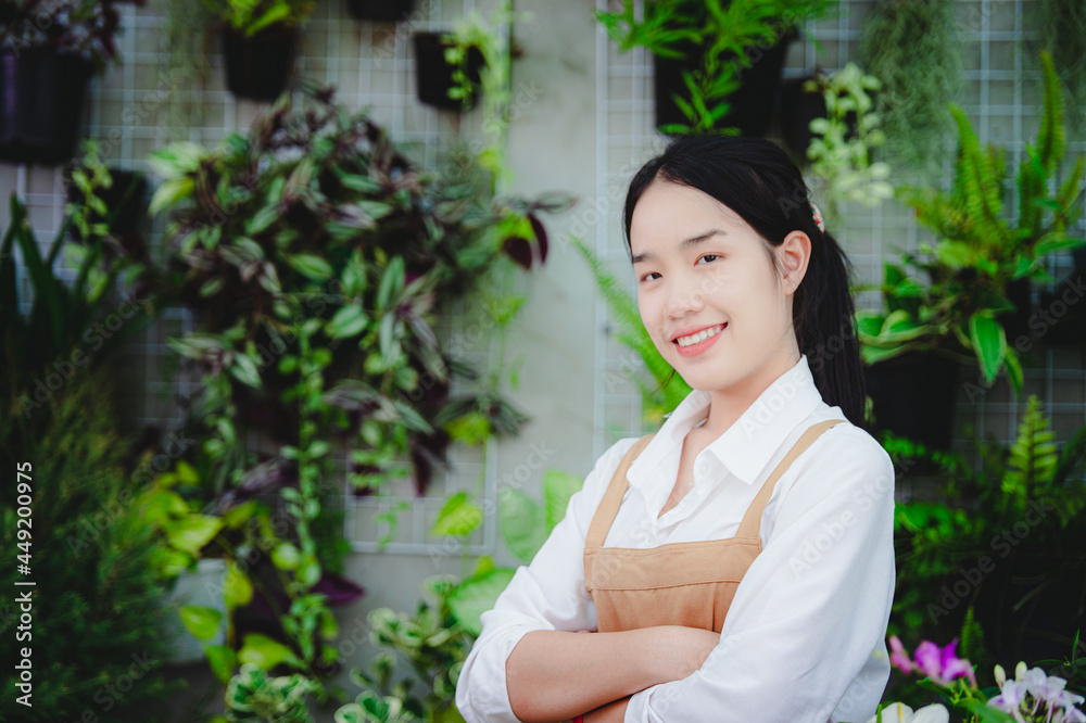 The gardener takes care of the plants and flowers of the house. wear an apron The gardener takes care of the plants and flowers of the house. wear an apron