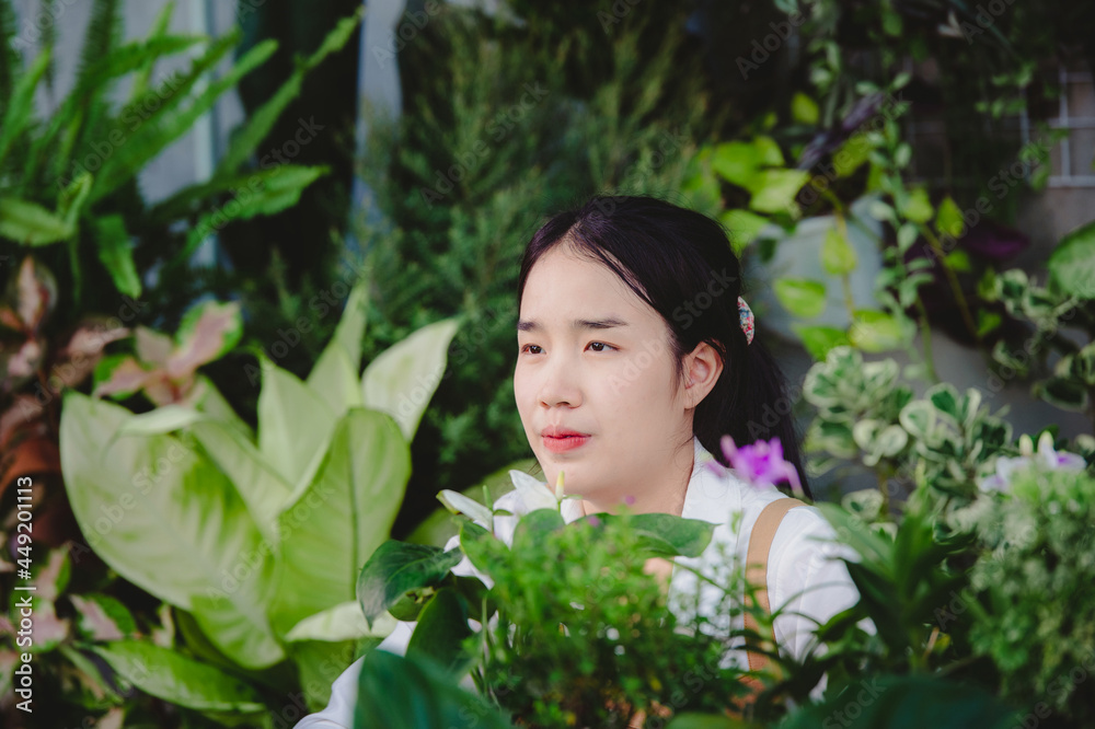 The gardener takes care of the plants and flowers of the house. wear an apron The gardener takes care of the plants and flowers of the house. wear an apron
