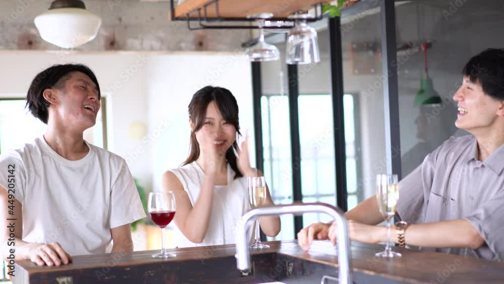 バーで盛り上がる若い男女 バーで盛り上がる若い男女