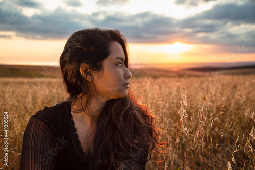 Mulher no pôr do sol paisagem tranquilidade