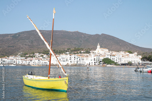 Vue sur Cadaquès et un pointu catalan photo