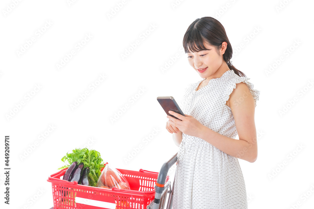 スーパーで食料品を調べる若い女性