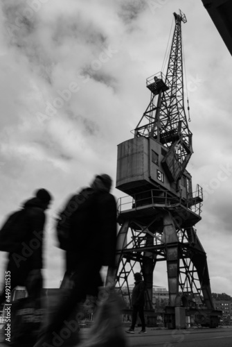 blurred silhouetted figures in Bristol Docks Fototapete