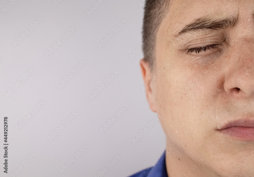 Obraz premium An office worker in a blue shirt looks at the camera. He covered in sweat stains. The man has a lot of stress, accompanied by increased sweating. The businessman is nervous and sweats a lot.