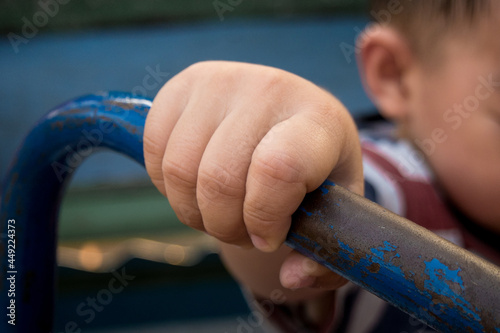 Obraz na płótnie Child hand holding handlebar steel w salonie