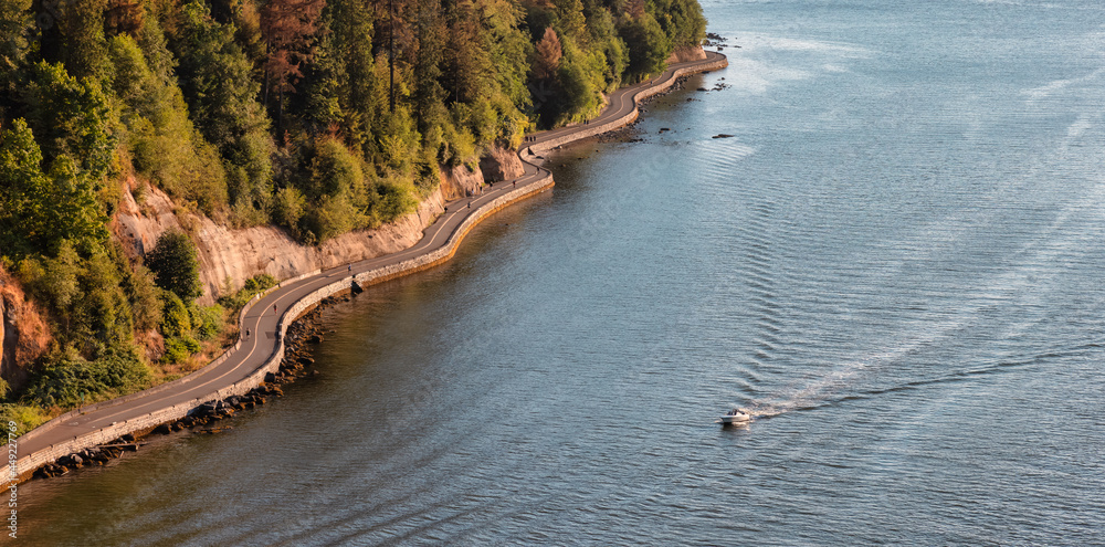 Obraz premium Aerial View from Lions Gate Bridge of Famous Seawall in Stanley Park. Sunny Summer Sunset. Downtown Vancouver, British Columbia, Canada.