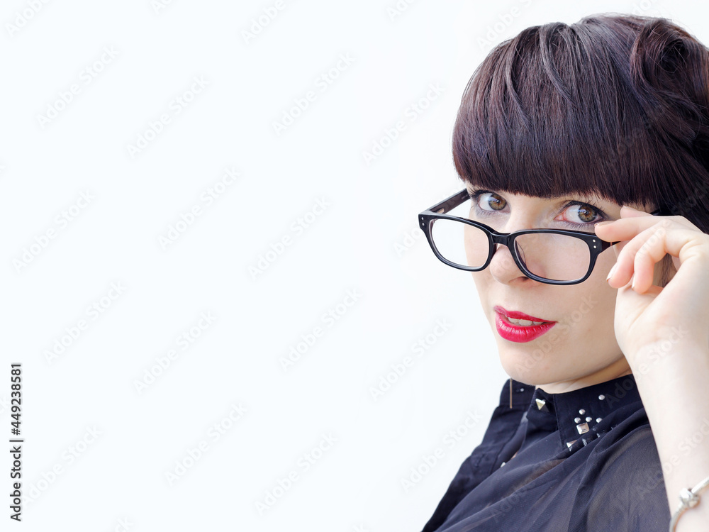 Eine dunkelhaarige intelligente junge Frau mit Brille