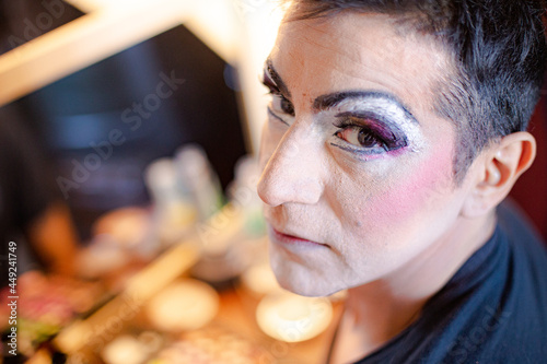 Fotografie drag putting make up