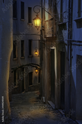 Eine kleine Gasse bei Nacht in Italien